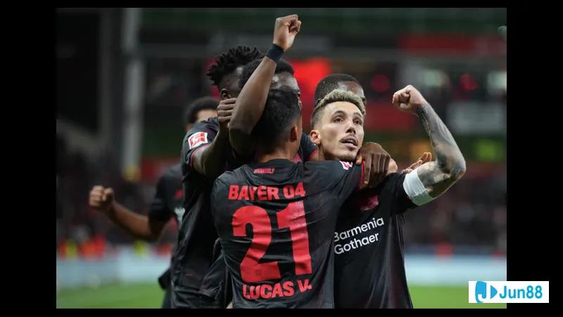Cầu thủ Bayer Leverkusen vượt qua cầu thủ PSV bằng kỹ thuật đi bóng tinh tế
