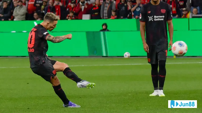 Cầu thủ Bayer Leverkusen chạy nhanh với bóng trước sự áp đảo của hậu vệ PSV