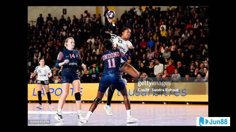 Cầu thủ của Brest dũng cảm tung cú sút mạnh vào khung thành của đội Nantes