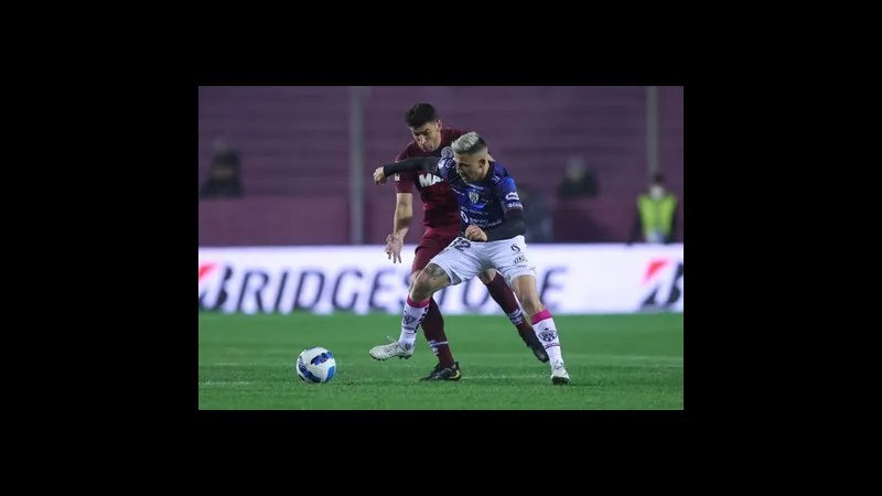 Cầu thủ của Independiente đang tung ra cú sút mạnh vào khung thành của Lanus
