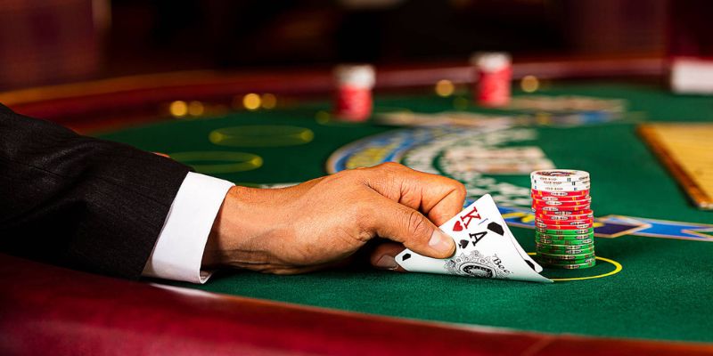 Dealer trực tiếp hướng dẫn cách chơi blackjack
