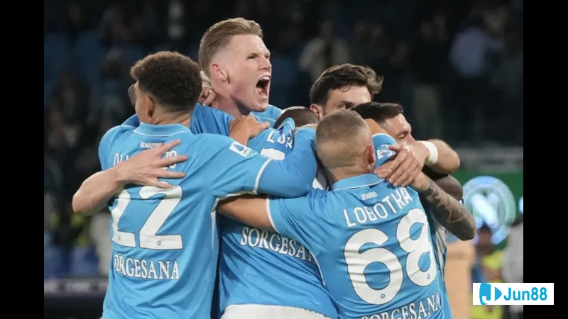 Cầu thủ Napoli đi bóng qua các cầu thủ Como trong trận đấu sôi động.