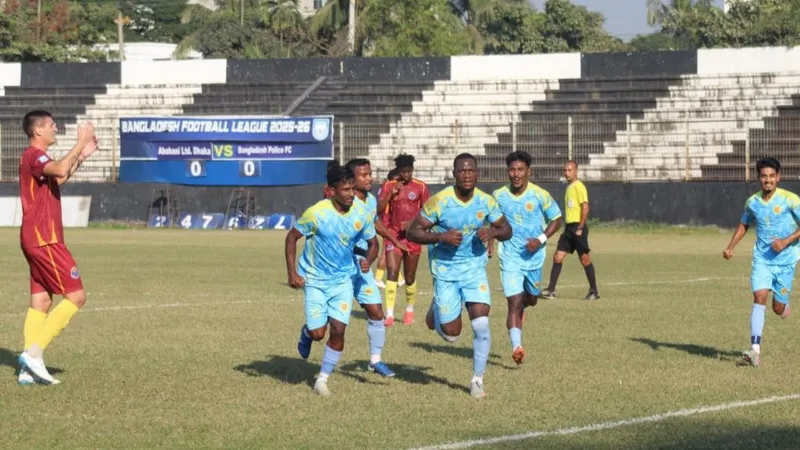 Cầu thủ của Arambagh và Bangladesh Police đua tranh quả bóng trên sân cỏ
