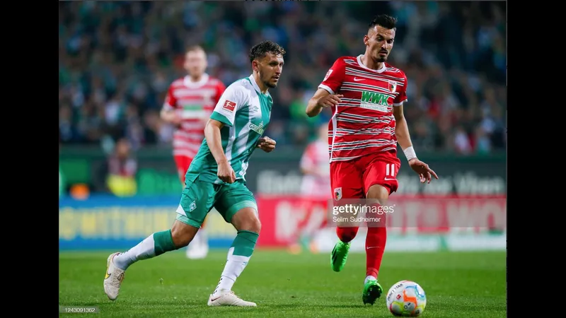 Cầu thủ của Augsburg tung cú sút mạnh vào khung thành của Werder Bremen