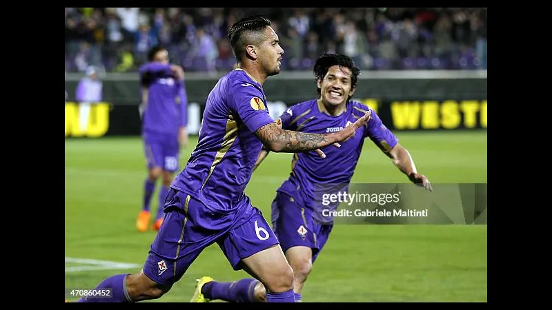 Cầu thủ của Fiorentina dốc sức tấn công trong trận đấu với Dynamo Kyiv