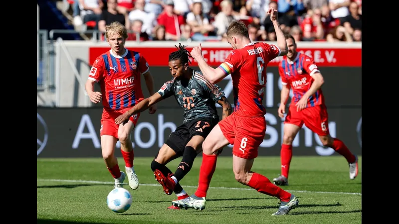 Cầu thủ của đội Heidenheim đang tranh chấp bóng với cầu thủ của Bayern Munich trên sân cỏ
