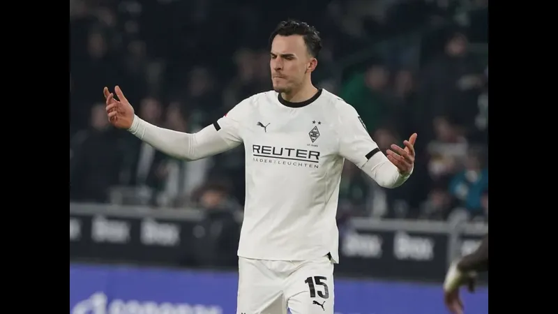 Cầu thủ của Monchengladbach vượt qua phòng ngự của St. Pauli trong trận đấu bóng đá Cầu thủ của Monchengladbach vượt qua phòng ngự của St. Pauli trong trận đấu bóng đá