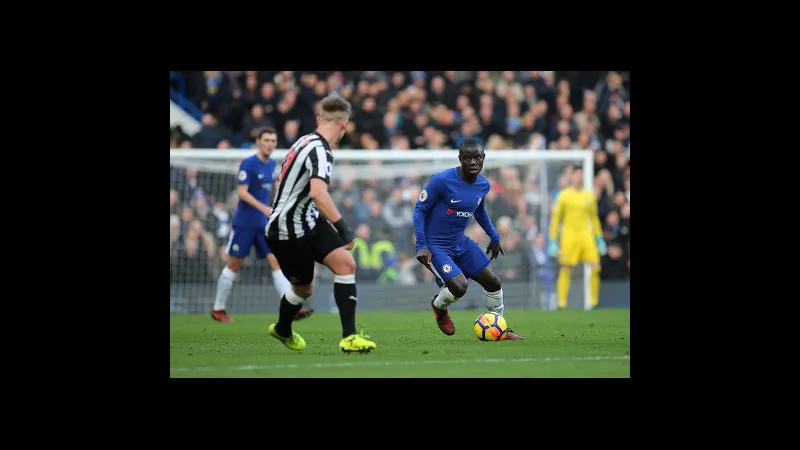 Cầu thủ Newcastle với sự quyết tâm, vươn lên chống chọi với cầu thủ Chelsea trong trận đấu