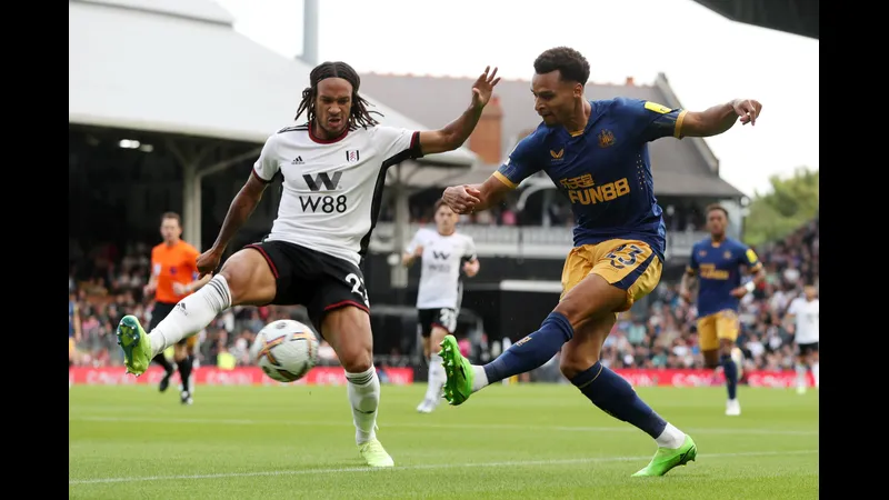 Cầu thủ Newcastle vượt qua cầu thủ Fulham để tiến gần khung thành đối phương