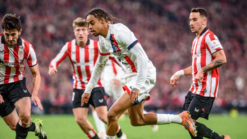 Cầu thủ của Ourense đối đầu với cầu thủ của Athletic Bilbao trong trận đấu quyết liệt
