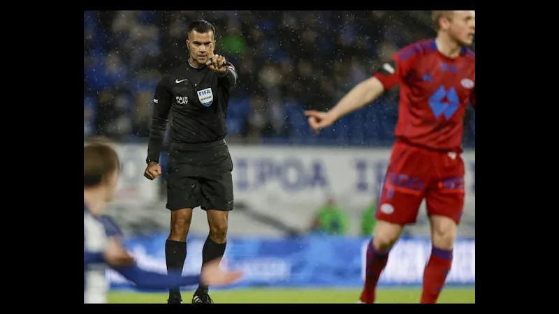 Cầu thủ Porto vượt qua phòng ngự của Malmo trong trận đấu