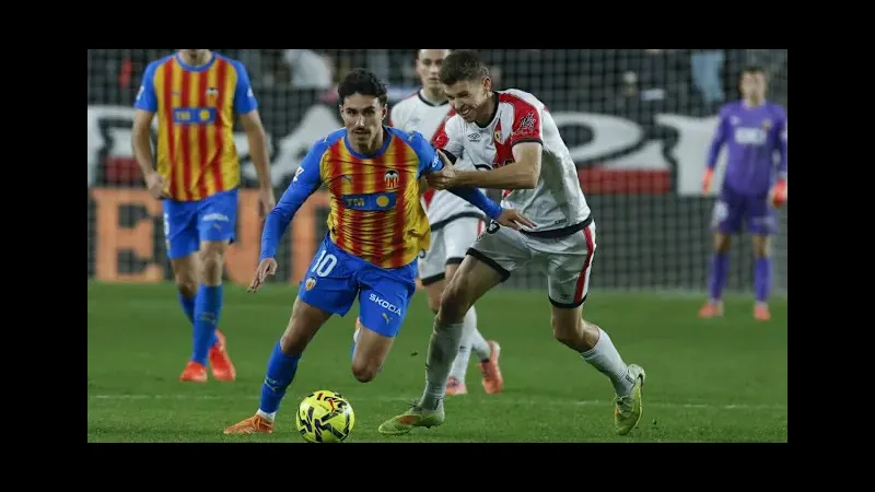 Cầu thủ Rayo Vallecano đang ăn mừng sau khi ghi bàn trong trận đấu với Real Avila