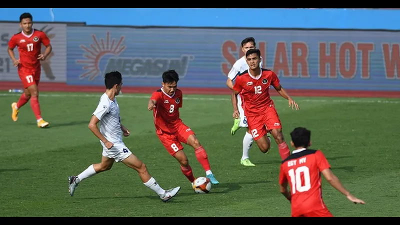 Cầu thủ U22 Indonesia với tốc độ nhanh vượt qua cầu thủ U22 Philippines trong trận đấu