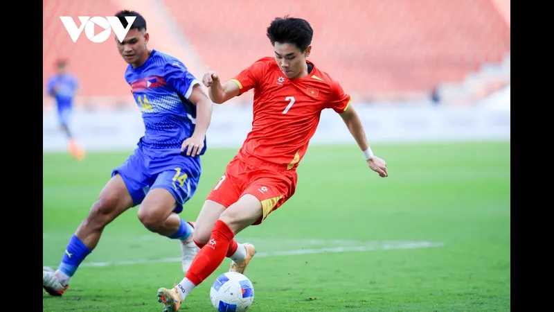 Cầu thủ U22 Việt Nam truy cản bóng từ cầu thủ U22 Thái Lan trong trận đấu quyết liệt Cầu thủ U22 Việt Nam truy cản bóng từ cầu thủ U22 Thái Lan trong trận đấu quyết liệt