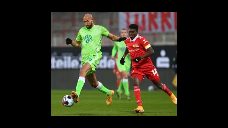 Cầu thủ của Wolfsburg dùng kỹ thuật đi bóng qua cầu thủ của Union Berlin.