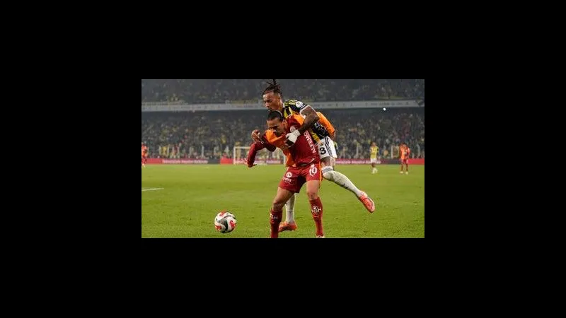 Cầu thủ của Young Boys dùng kỹ thuật để vượt qua cầu thủ của Lille Cầu thủ của Young Boys dùng kỹ thuật để vượt qua cầu thủ của Lille