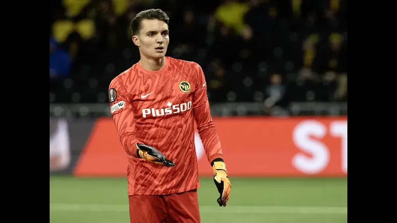 Cầu thủ Young Boys chiến thắng trong một tình huống tranh chấp với cầu thủ Lille trên sân cỏ Cầu thủ Young Boys chiến thắng trong một tình huống tranh chấp với cầu thủ Lille trên sân…