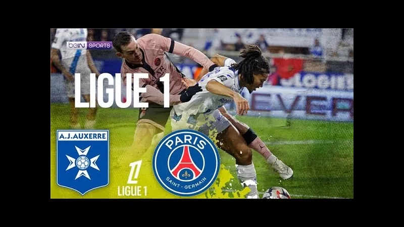 Cầu thủ Auxerre và Paris tranh chấp quả bóng trên sân cỏ