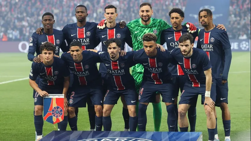 Cầu thủ Paris vượt qua cầu thủ Auxerre đầy quyết tâm
