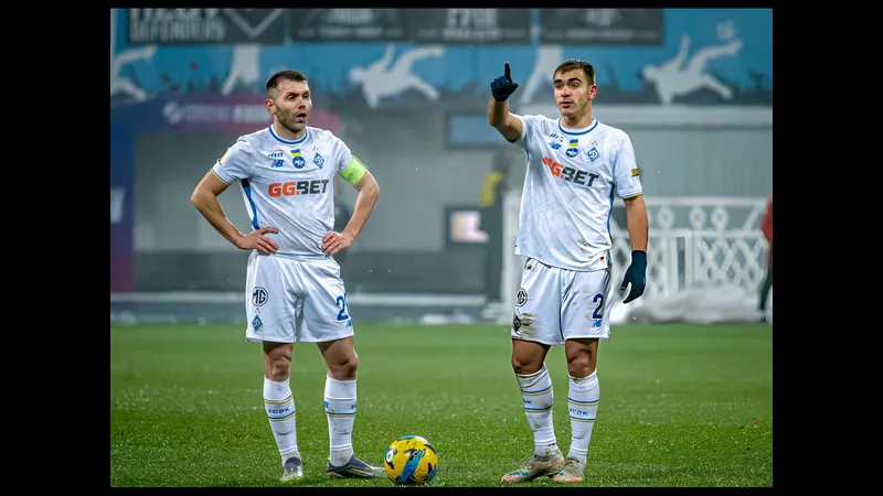 Cầu thủ Dynamo Kyiv và Rukh Lviv đối đầu trên sân cỏ