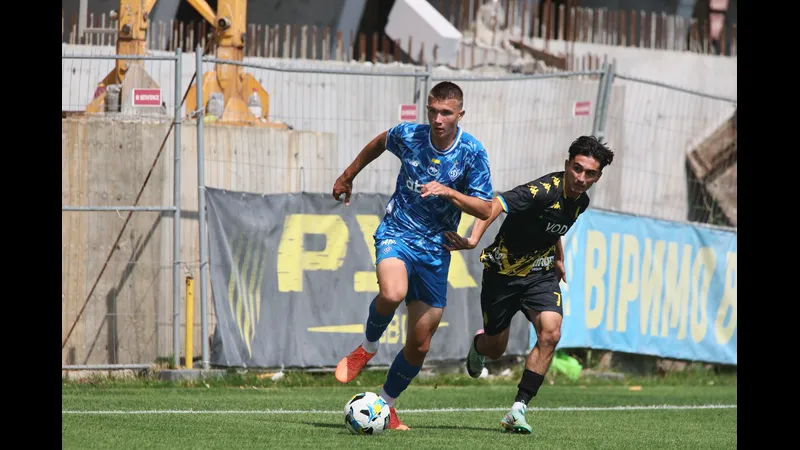 Cầu thủ Dynamo Kyiv và Rukh Lviv đấu tranh gay cấn trên sân cỏ