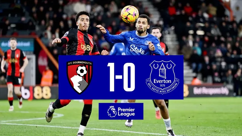 Cầu thủ Everton và Bournemouth tranh chấp quả bóng trên sân cỏ