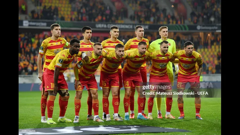 Cầu thủ Jagiellonia tung cú đá mạnh trước Fiorentina