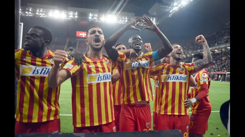 Cầu thủ Kayserispor giương chân ngăn chặn đối thủ từ Antalyaspor Cầu thủ Kayserispor giương chân ngăn chặn đối thủ từ Antalyaspor