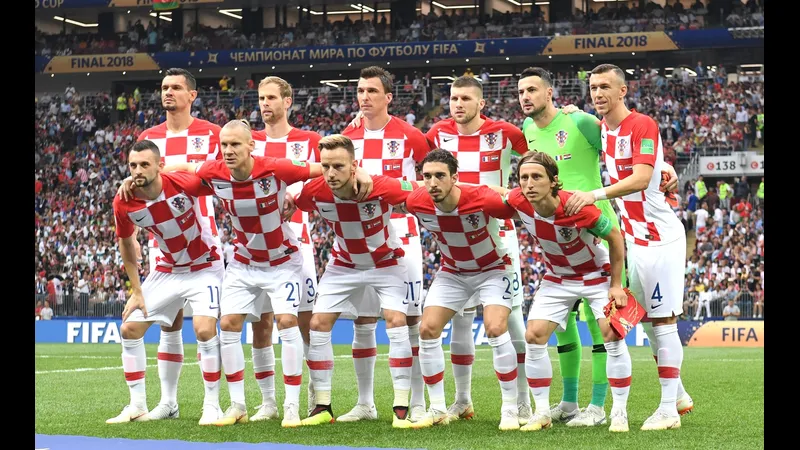 Cầu thủ Colombia và Croatia tranh chấp bóng trên sân