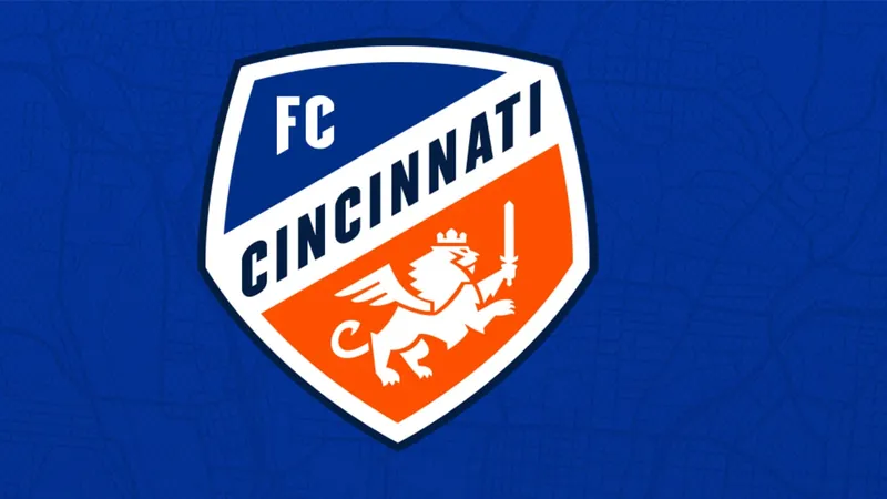 Cầu thủ Tigres UANL và FC Cincinnati đuổi theo quả bóng trên sân cỏ Cầu thủ Tigres UANL và FC Cincinnati đuổi theo quả bóng trên sân cỏ