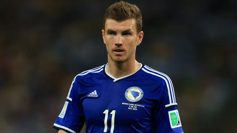 Cầu thủ Bosnia & Herzegovina đang tấn công kịch tính trước Wales