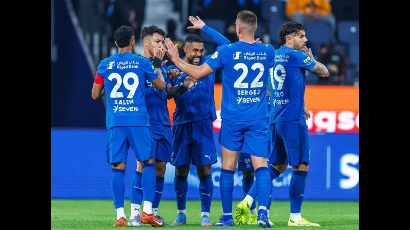 Cầu thủ Al Hilal tấn công mạnh mẽ trước hàng phòng ngự của Damac