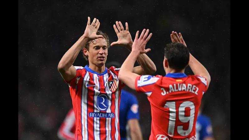 Cầu thủ Atletico Madrid và Arsenal tranh chấp bóng trên sân