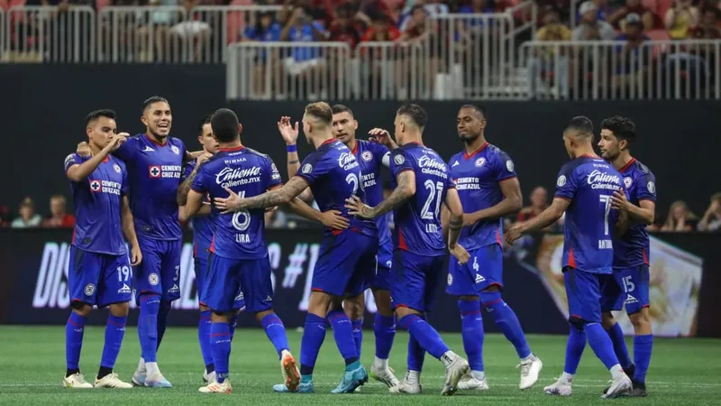 Cầu thủ Cruz Azul và Los Angeles FC đang tranh chấp bóng trên sân