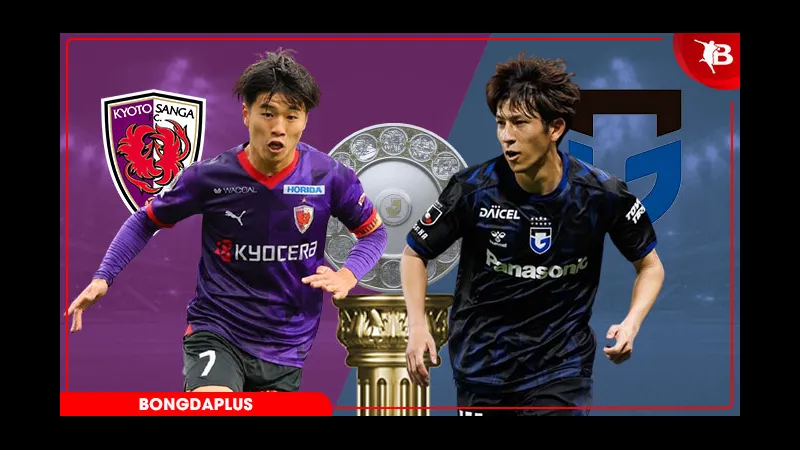 Cầu thủ Kyoto Sanga và Gamba Osaka tranh chấp bóng trên sân cỏ